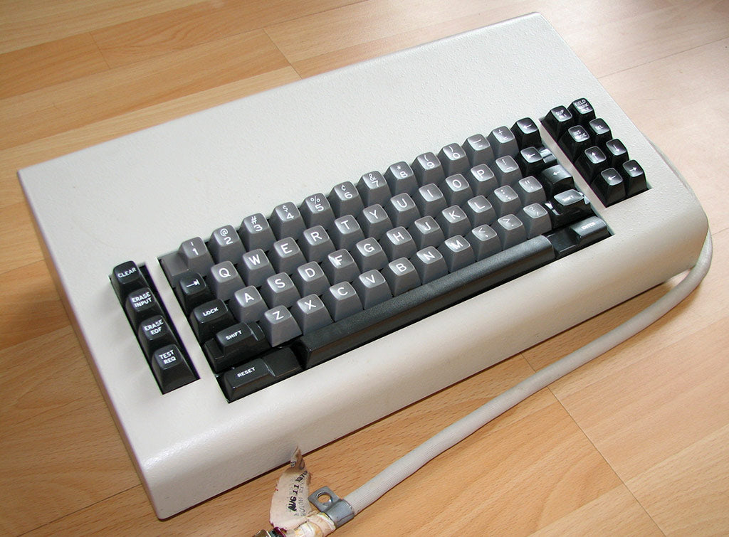 IBM 3277 beam spring keyboard viewed from the side (Public domain via Wikimedia Commons)